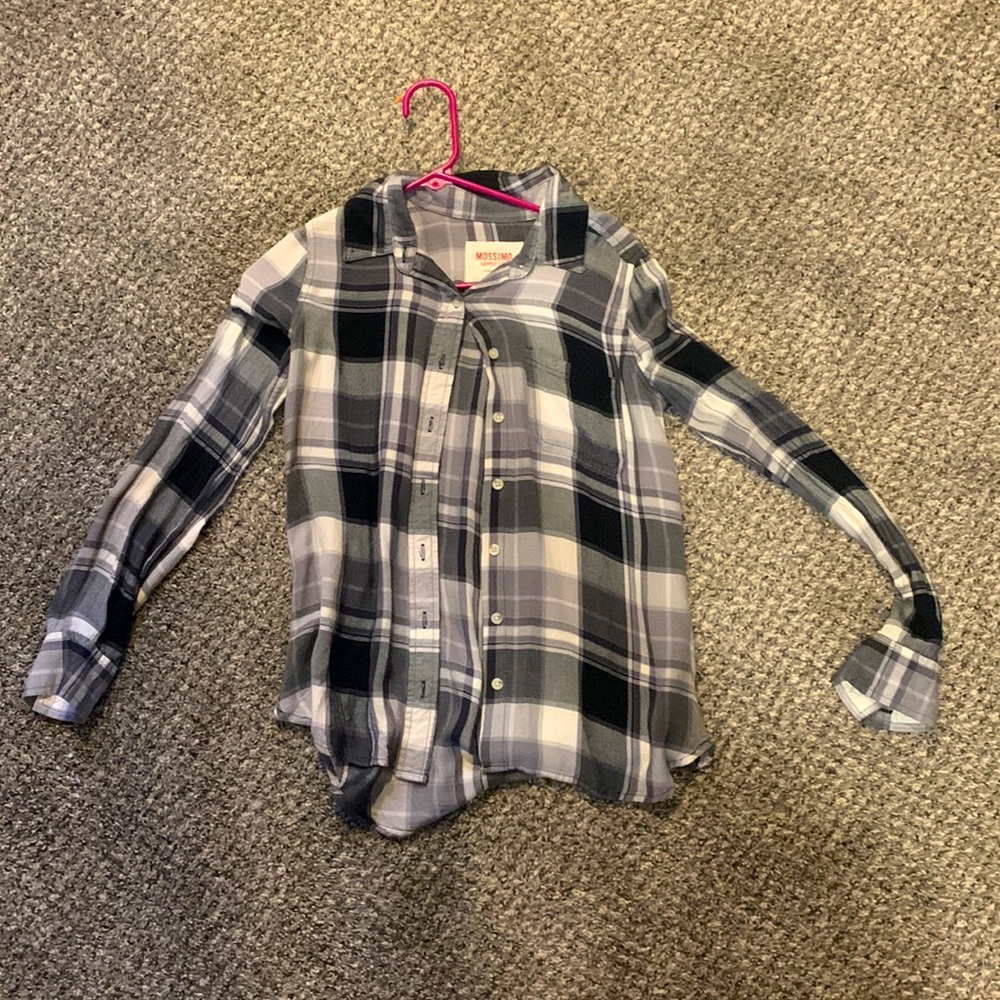 Black and white flannel button up. SIZE M.